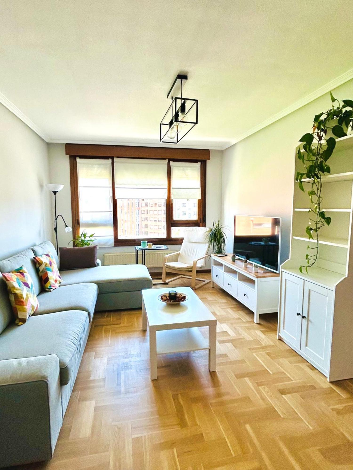 Apartamento El Pisin De Goya: Piso Luminoso Con Garaje A Pie Del Centro De Oviedo. *