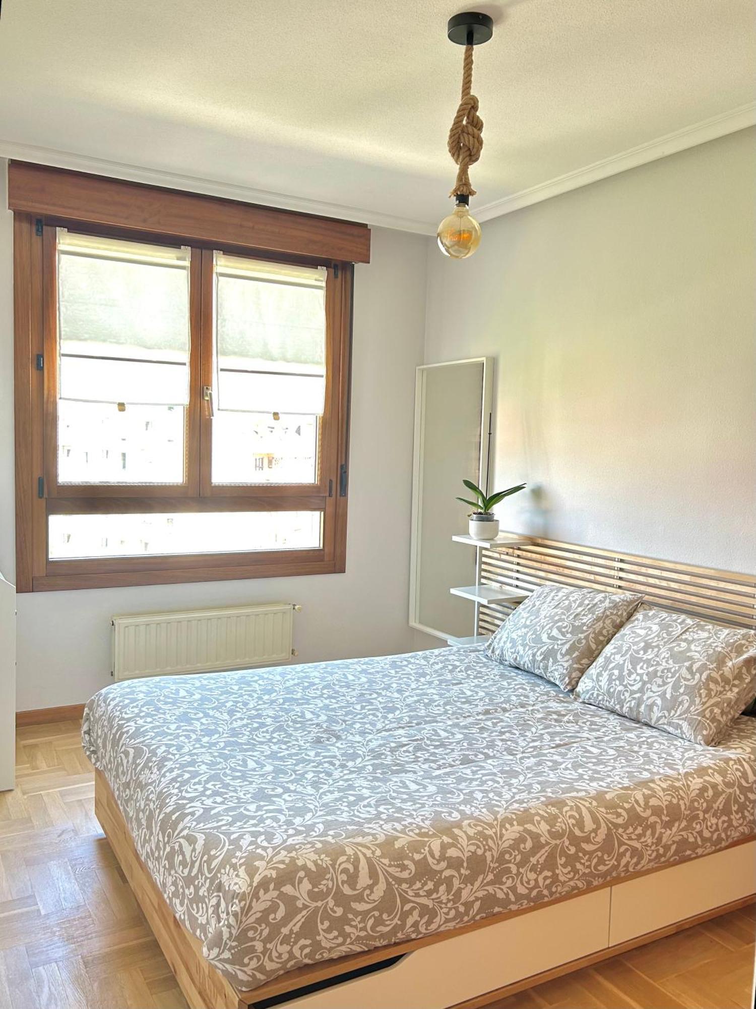 Apartamento El Pisin De Goya: Piso Luminoso Con Garaje A Pie Del Centro De Oviedo. Oviedo