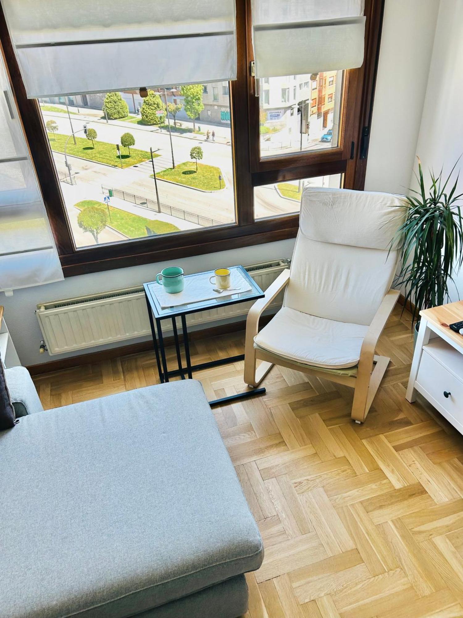 Apartamento El Pisin De Goya: Piso Luminoso Con Garaje A Pie Del Centro De Oviedo. *