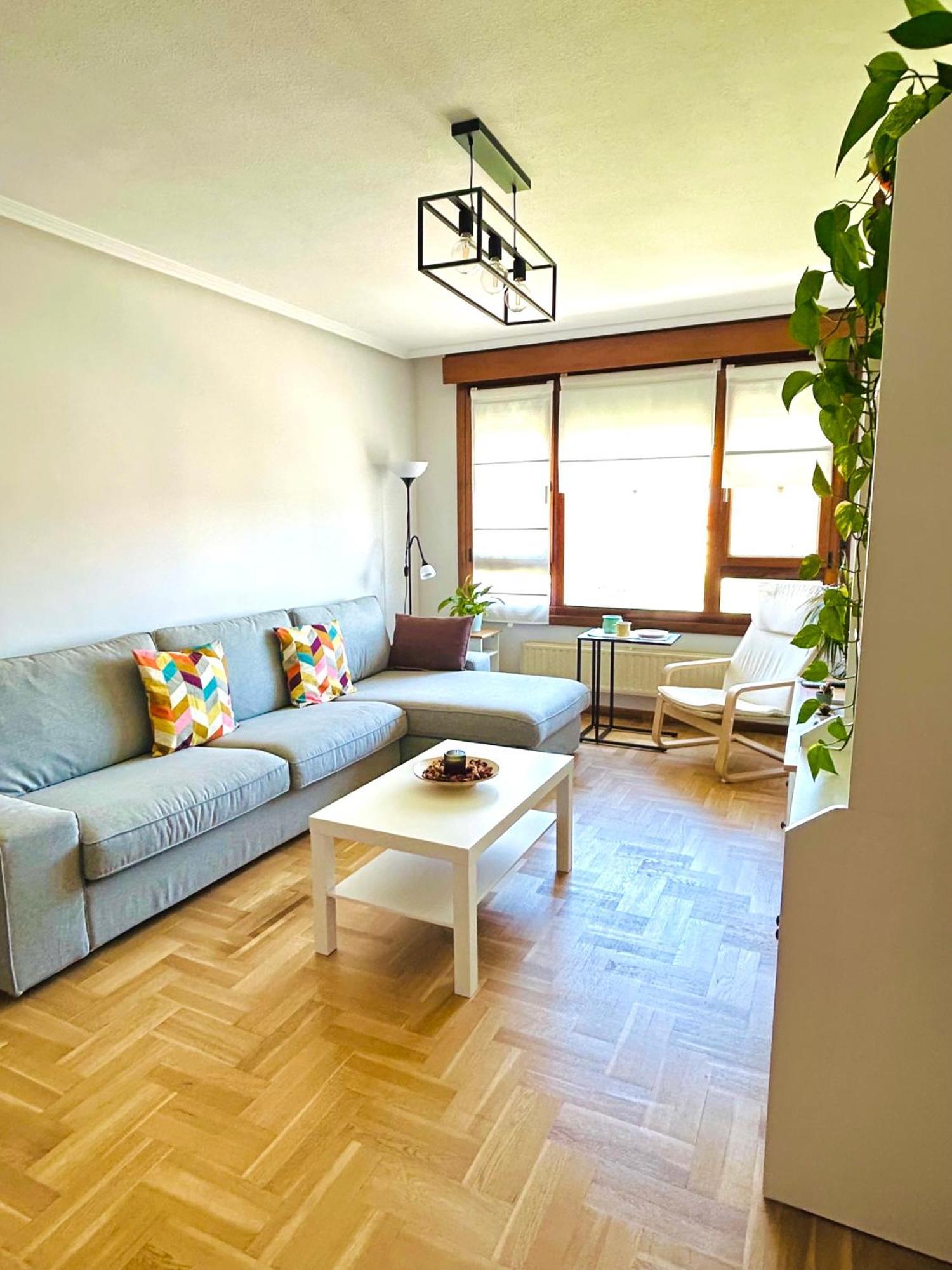 Apartamento El Pisin De Goya: Piso Luminoso Con Garaje A Pie Del Centro De Oviedo. Oviedo