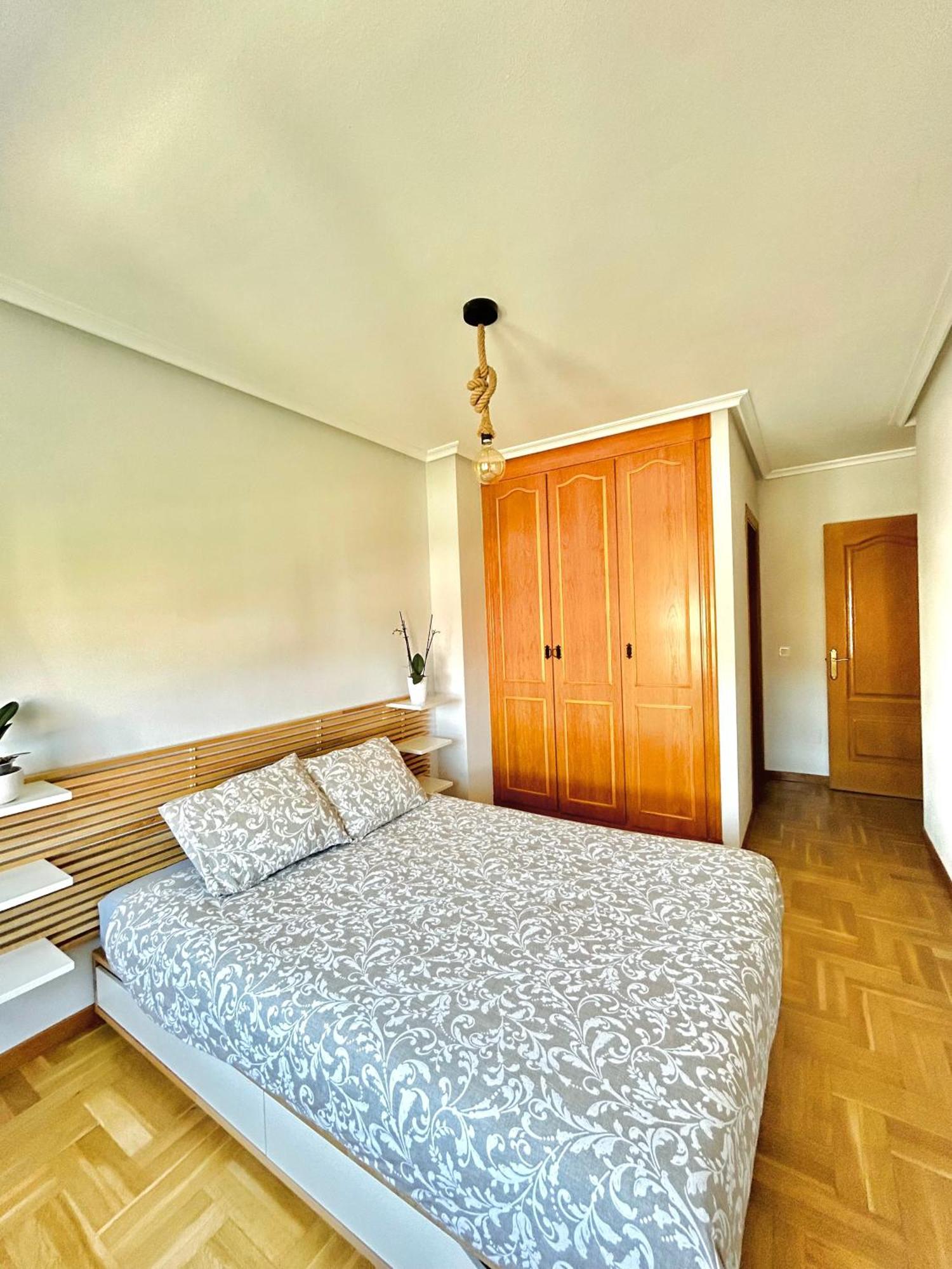 Apartamento El Pisin De Goya: Piso Luminoso Con Garaje A Pie Del Centro De Oviedo.